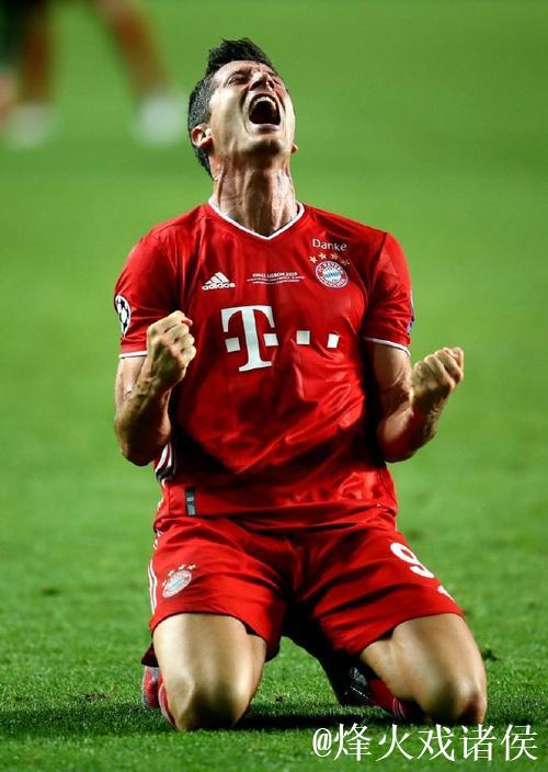 拜仁官方:莱万左膝胫骨骨裂,预计缺阵四周比赛 拜仁官方:莱万左膝胫骨骨裂,预计缺阵四周比赛