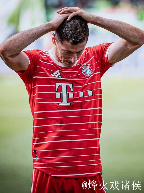 拜仁官方:莱万左膝胫骨骨裂,预计缺阵四周比赛 拜仁官方:莱万左膝胫骨骨裂,预计缺阵四周比赛
